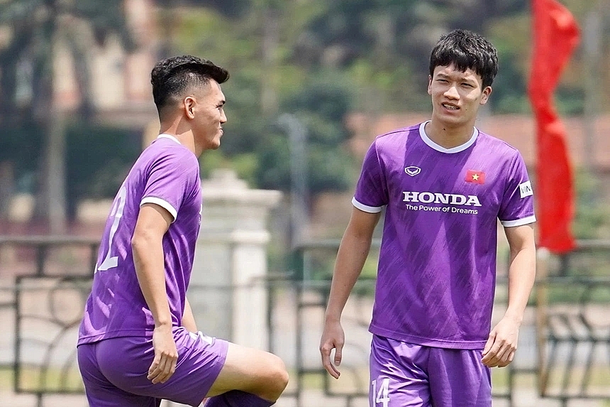 Hoàng Đức (phải) là một trong 3 cầu thủ trên 23 tuổi của đội bóng đá nam Việt Nam dự SEA Games 31.