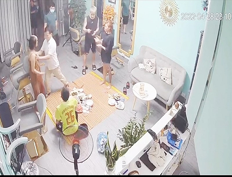 Phó trưởng Công an phường Sông Bằng (áo trắng), TP. Cao Bằng còn xông vào tận nhà để đánh phụ nữ. Ảnh: Lao động