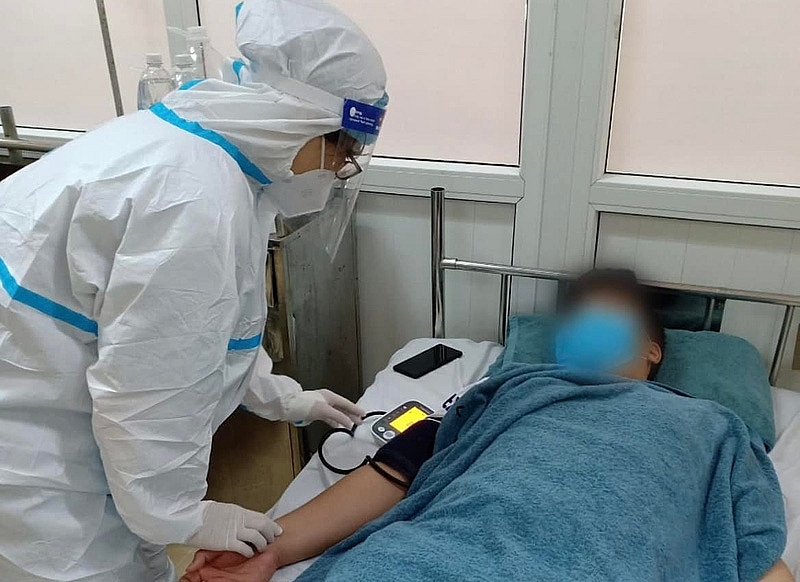 Bệnh nhân rơi vào hôn mê sau khi uống thuốc điều trị COVID-19. Ảnh: BVCC