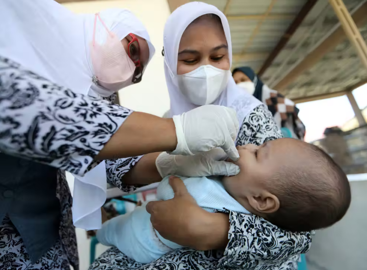 Y tá tiêm vaccine cho trẻ em ở Indonesia. (Nguồn: independent.co.uk)