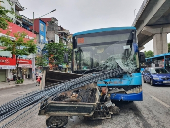 Hà Nội: Xe tự chế chở sắt đâm thủng kính xe bus