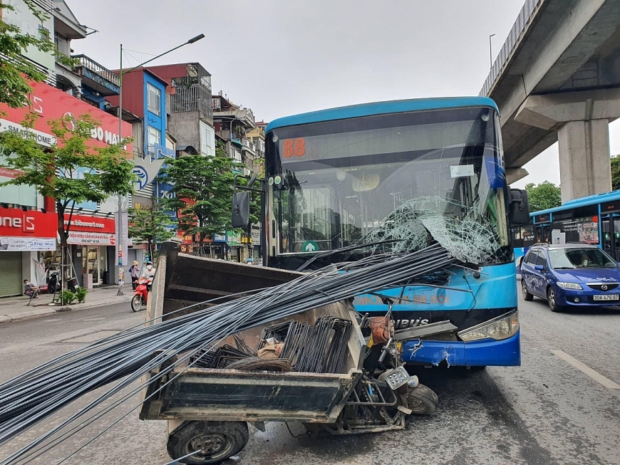 Thanh sắt đâm xuyên kính xe bus