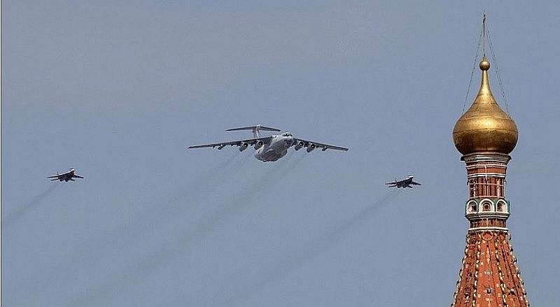 Máy bay vận tải quân sự Il-78 và máy bay chiến đấu Mi-29 của Nga trong cuộc diễn tập duyệt binh ngày 7/5. (Nguồn: Reuters)