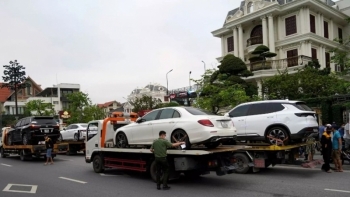 Công an tạm giữ nhiều xe sang khi bắt nguyên Chủ tịch UBND TP. Hạ Long