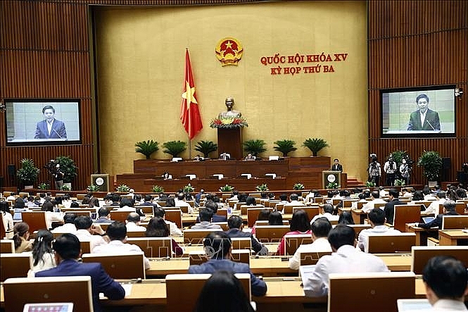 Bộ trưởng Bộ Giao thông vận tải Nguyễn Văn Thể trình bày Tờ trình tổng kết, đánh giá tổng thể tình hình thực hiện Nghị quyết số 66/2013/QH13 và kế hoạch triển khai dự án đường Hồ Chí Minh giai đoạn tiếp theo. Ảnh: Doãn Tấn/TTXVN