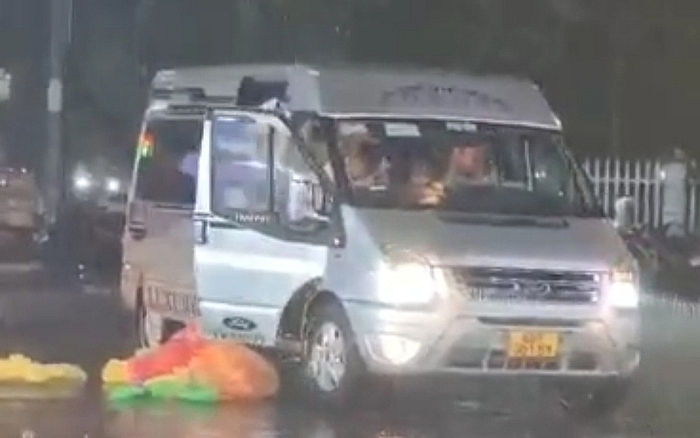 Xe 16 chỗ đậu sai quy định và khách du lịch vứt áo mưa xuống đường