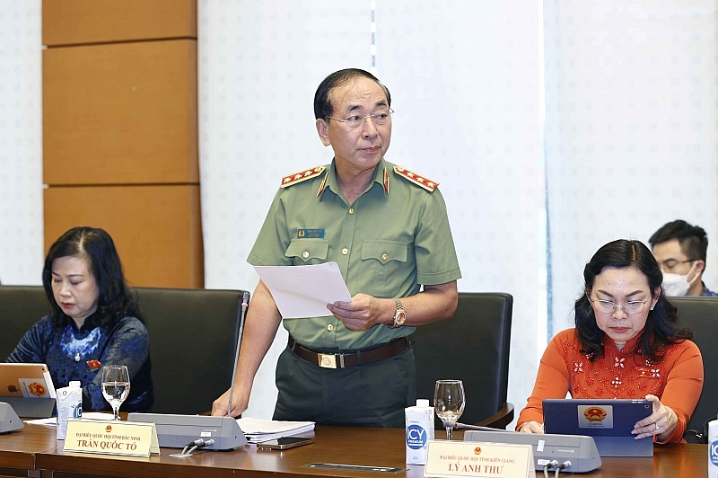 Thứ trưởng Trần Quốc Tỏ phát biểu tại tổ.