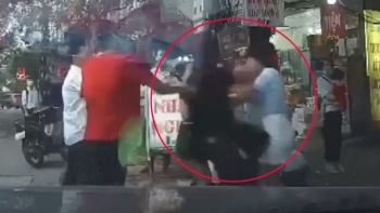 Hà Nội: Công an triệu tập 2 người đánh nữ tài xế sau va chạm giao thông