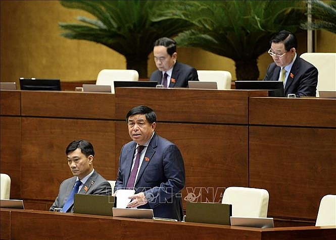 Bộ trưởng Bộ Kế hoạch và Đầu tư Nguyễn Chí Dũng giải trình, làm rõ một số vấn đề đại biểu Quốc hội nêu. Ảnh: Minh Đức/TTXVN