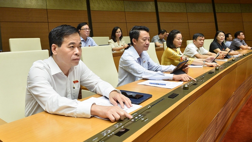 Các đại biểu Quốc hội đã thông qua Nghị quyết thành lập Đoàn giám sát của Quốc hội về “Việc huy động, quản lý và sử dụng các nguồn lực phục vụ công tác phòng, chống dịch Covid-19; việc thực hiện chính sách, pháp luật về y tế cơ sở, y tế dự phòng” chiều ng