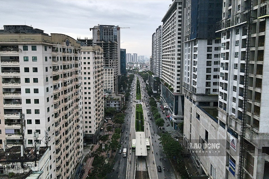 Hướng nhìn vào nội đô, cao ốc dường như bóp nghẹt tuyến đường vốn nhỏ hẹp đến tận đường Láng - vành đai 2,5 của TP. Hà Nội. Ảnh: Hải Nguyễn