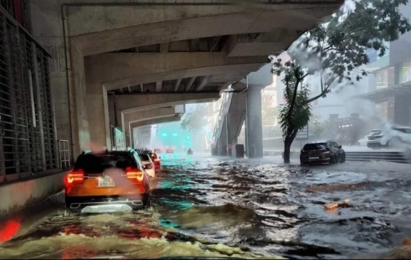 Yêu cầu Hà Nội báo cáo tình hình thiệt hại sau trận mưa lớn gây ngập lụt nghiêm trọng