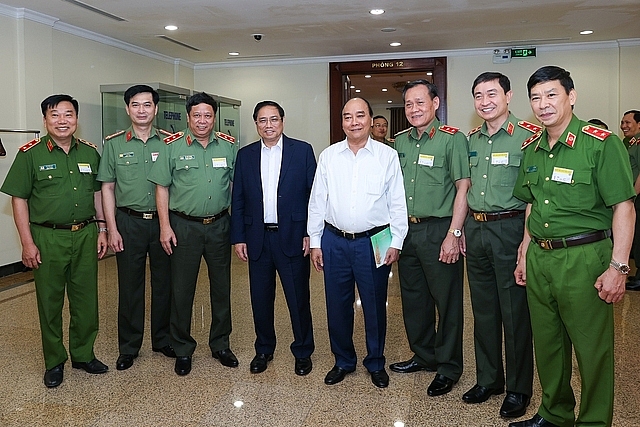 Chủ tịch nước Nguyễn Xuân Phúc, Thủ tướng Chính phủ Phạm Minh Chính với các đại biểu trao đổi bên lề hội nghị.