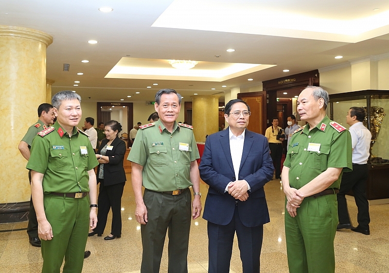 Thủ tướng Phạm Minh Chính với các đại biểu bên lề hội nghị.