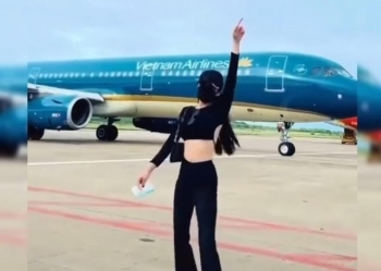 Xử lý nghiêm vụ nữ hành khách tạo dáng sát máy bay đang di chuyển để quay video