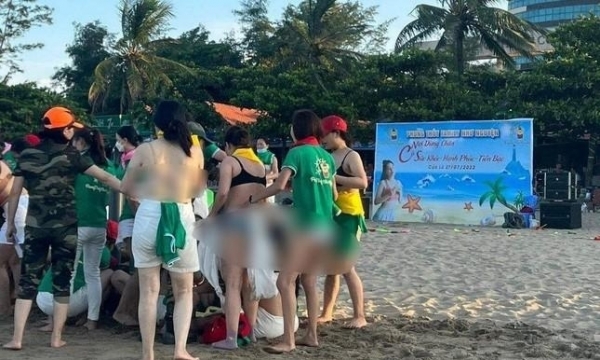 Phạt hành chính, yêu cầu công khai xin lỗi vụ "lột áo ngực chơi trò chơi ở bãi biển Cửa Lò"