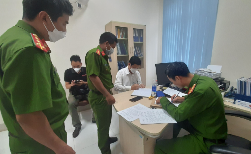 Công an khám xét nơi làm việc của Giám đốc CDC Đắk Lắk khi bị bắt.