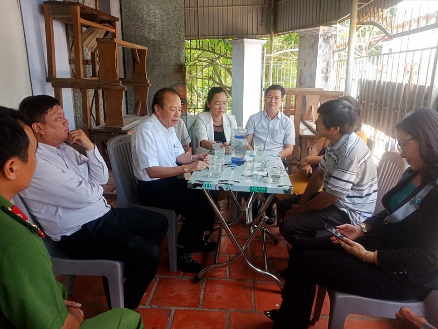 Lãnh đạo Bệnh viện Đa khoa tỉnh Ninh Thuận đến xin lỗi nhà gia đình nữ sinh 12. Ảnh Quang Đăng.