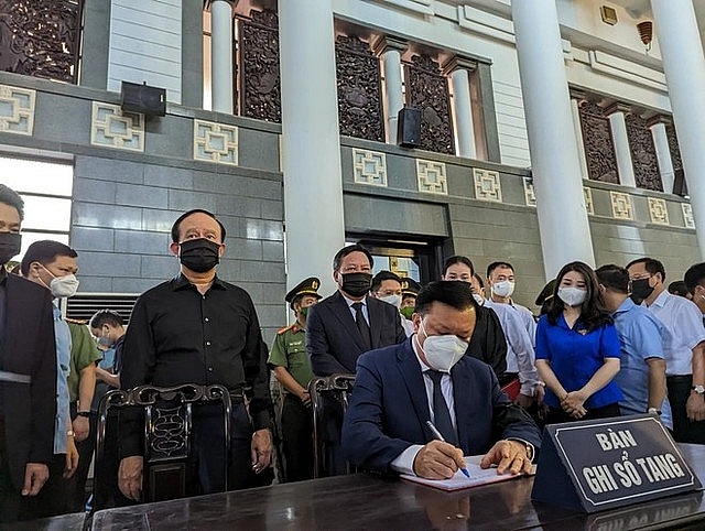 Bí thư Thành ủy Hà Nội Đinh Tiến Dũng viết sổ tang