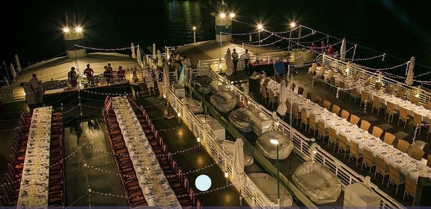 Bữa tiệc giao lưu của CLB Giám đốc CDC miền Bắc được tổ chức trên 2 du thuyền 5 sao ghép lại trên vịnh Hạ Long.