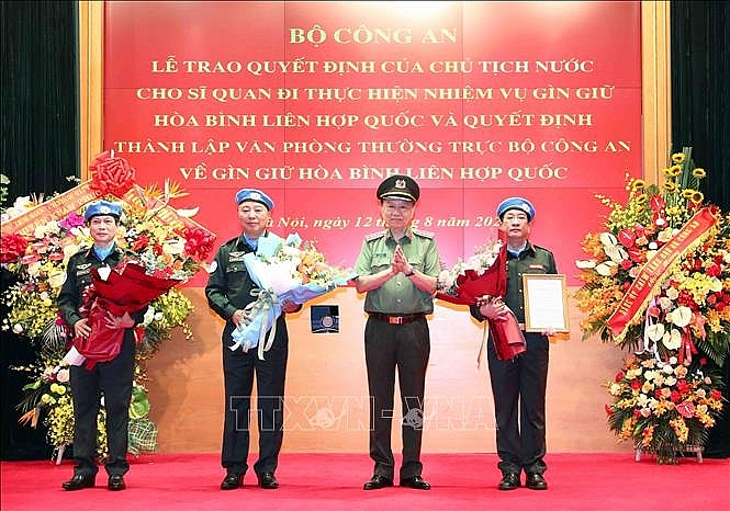 Đại tướng Tô Lâm, Bộ trưởng Bộ Công an trao quyết định thành lập Văn phòng Thường trực Bộ Công an về gìn giữ hòa bình Liên hợp quốc. Ảnh: Phạm Kiên/TTXVN