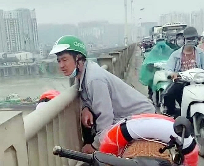 Mai Xuân Thái từng thu hút sự quan tâm của cộng đồng mạng khi gắn phao cứu sinh trên thành cầu Long Biên