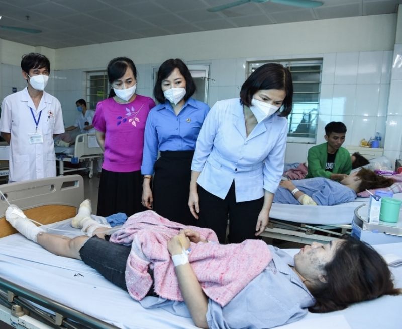 Chủ tịch UBND tỉnh Bắc Giang thăm các công nhân bị thương.