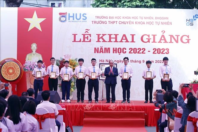Chủ tịch nước Nguyễn Xuân Phúc tặng logo chân dung Bác Hồ cho học sinh Trường THPT Chuyên Khoa học Tự nhiên giành thắng lợi trong các kỳ thi Oympic quốc tế. Ảnh: Thống Nhất/TTXVN