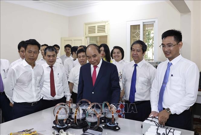 Chủ tịch nước Nguyễn Xuân Phúc tham quan Phòng thực hành vật lý của Trường THPT Chuyên Khoa học Tự nhiên. Ảnh: Thống Nhất/TTXVN