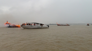 Quảng Nam: 3 tàu du lịch, 5 cano bị thiêu rụi trong đêm ở biển Cửa Đại