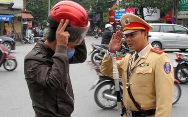 Đề xuất CSGT không phải chào người có hành vi thiếu văn hóa, cản trở, chống đối