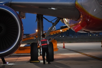 Bộ GTVT yêu cầu điều tra làm rõ nguyên nhân vụ hai máy bay va chạm tại sân bay Nội Bài