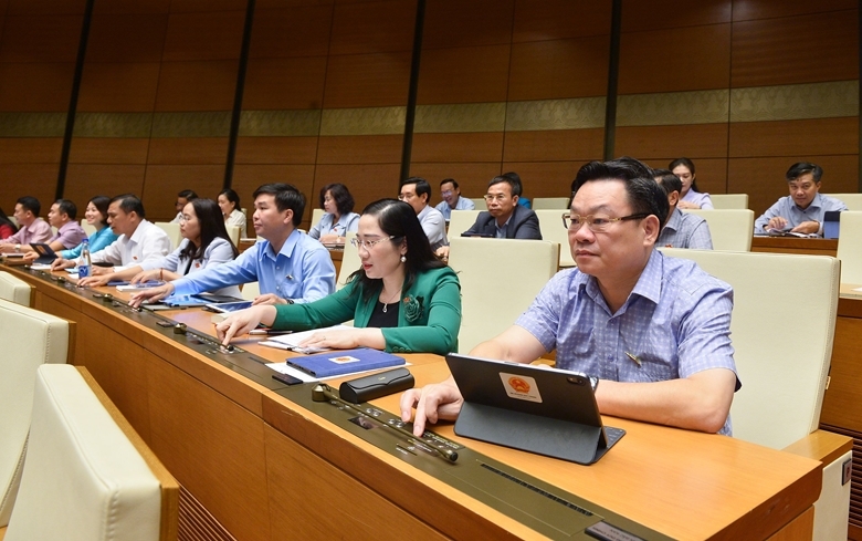 Đại biểu bấm nút biểu quyết đối với dựa thảo Luật sửa đổi, bổ sung một số điều của Luật Tần số vô tuyến điện. Ảnh: QH