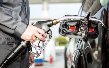 Giá xăng dầu giảm nhẹ sau 4 lần tăng liên tiếp