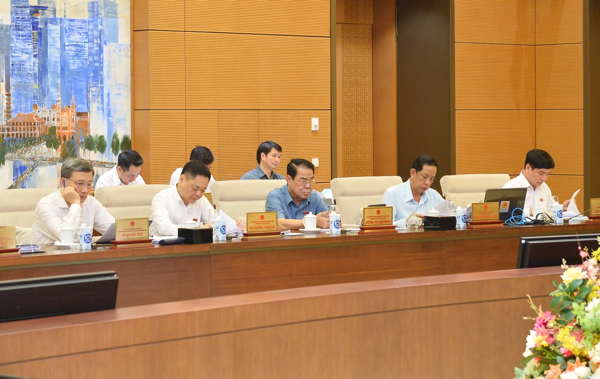 Các Ủy viên Ủy ban Thường vụ Quốc hội tham dự phiên họp