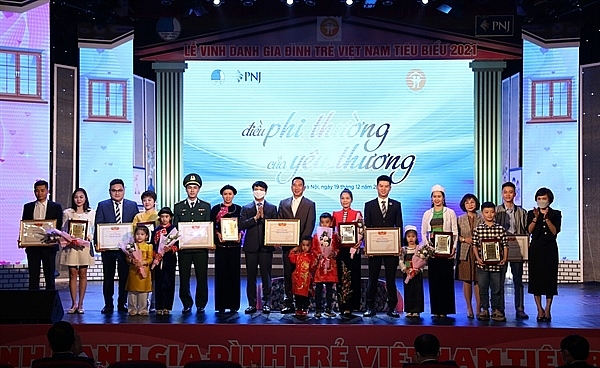 Vinh danh 20 gia đình trẻ Việt Nam tiêu biểu 2021