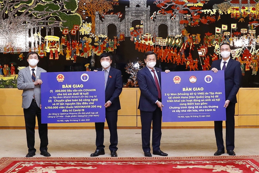 Bàn giao vaccine, công nghệ, nguyên liệu điều chế thuốc điều trị COVID-19; kinh phí xây nhà tránh lũ cho dân