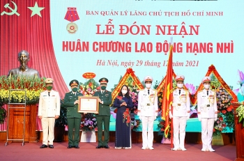 Ban Quản lý Lăng Chủ tịch Hồ Chí Minh đón nhận Huân chương Lao động