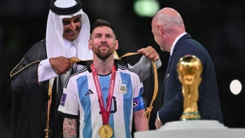 Ý nghĩa chiếc áo choàng đen Quốc vương Qatar tự tay khoác cho Messi