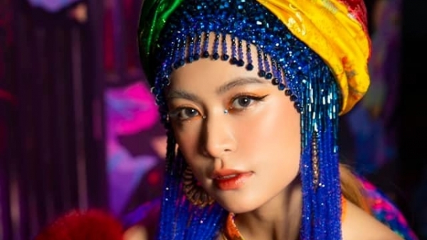 Hoàng Thuỳ Linh ‘Gieo quẻ’ ngày đầu năm