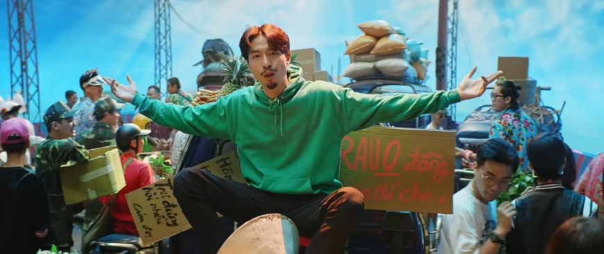 Hoàng Thuỳ Linh ‘Gieo quẻ’ ngày đầu năm