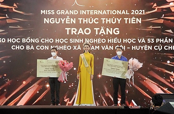 Hoa hậu Thùy Tiên trai tặng 50 suất học bổng cho học sinh nghèo hiếu học và 53 phần quà Tết cho bà con nghèo 