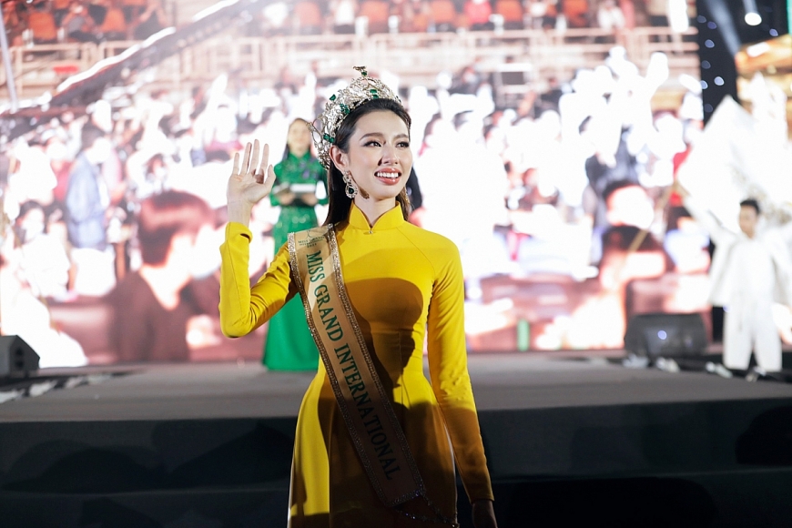 Người đẹp không giấu nổi sự xúc động trước sự yêu mến của mọi người