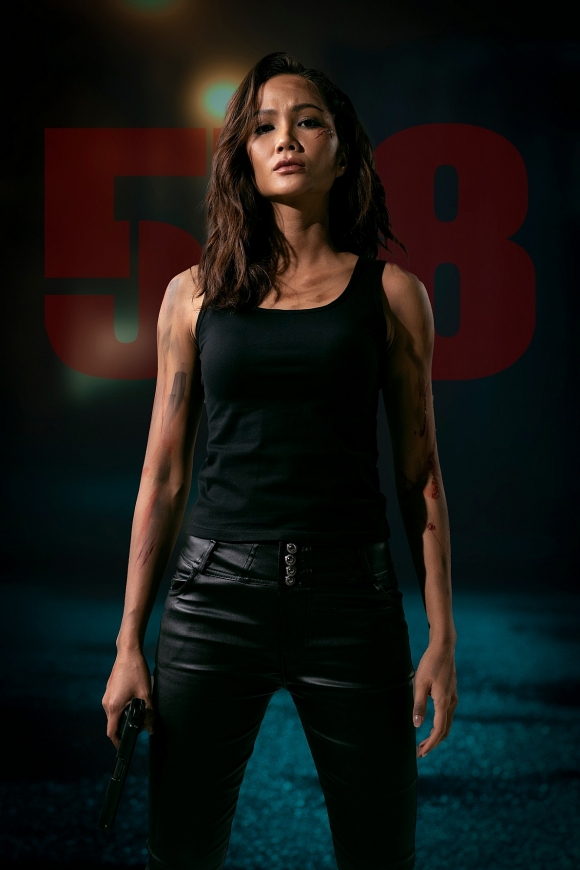 Trong bộ đồ màu đen, tóc chải lệch, mặt và cánh tay đầy vết thương, nàng hậu khiến khán giả ngỡ ngàng với thần thái sắc lạnh, phong cách bụi đời, bất cần.