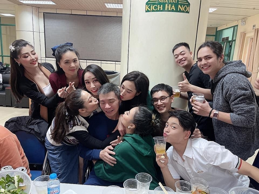 NSND Công Lý bật khóc vì nhớ 'gia đình nhà Táo'