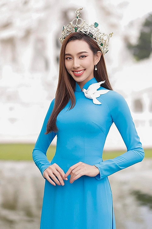 Hoa hậu Thùy Tiên duyên dáng trong tà áo dài hòa bình