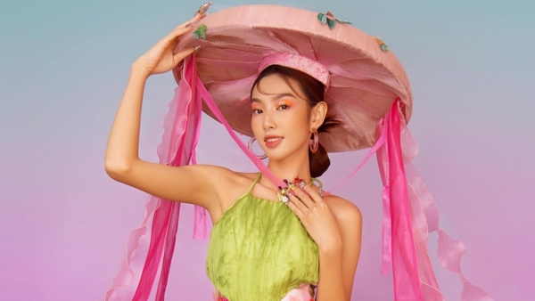 Hoa hậu Thùy Tiên khoe nét đẹp chuẩn Á Đông với yếm đào, nón quai thao đón Tết