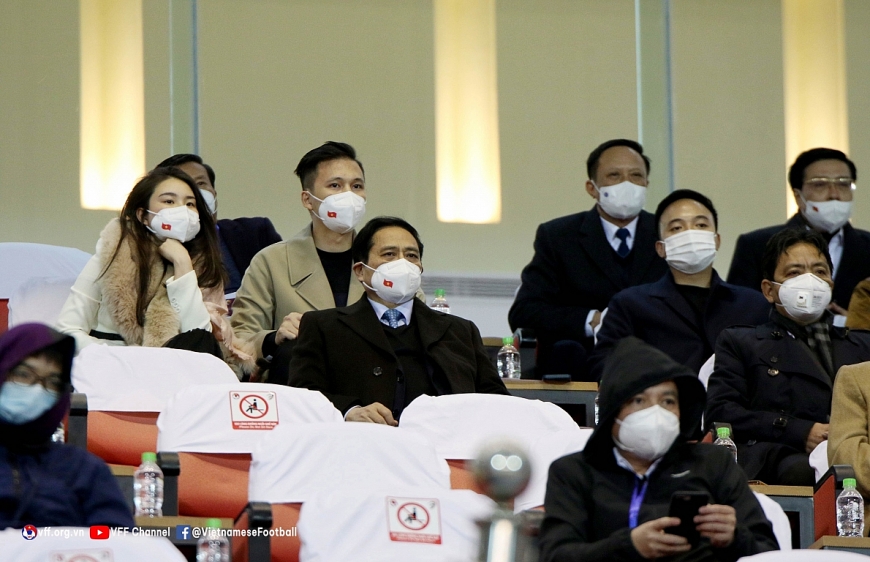 Thủ tướng Phạm Minh Chính xuống sân chúc mừng chiến thắng của Đội tuyển Việt Nam