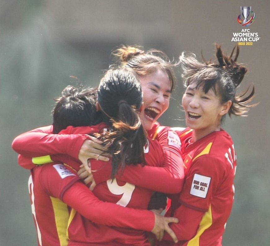 Chủ tịch nước Nguyễn Xuân Phúc tặng thưởng Huân chương Lao động cho Đội tuyển bóng đã nữ Việt Nam