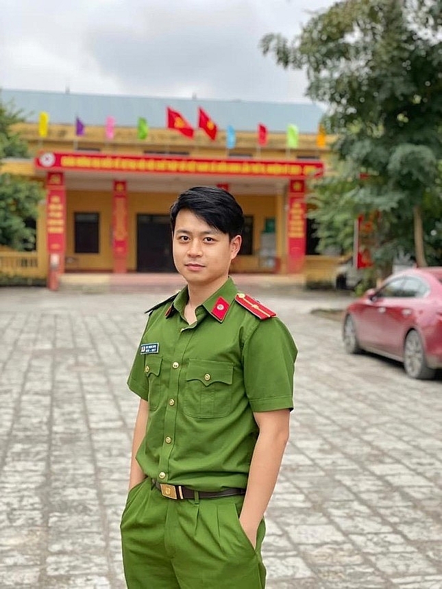 Phố trong làng: Con trai cố NSND Hoàng Dũng gia nhập công an xã Tân Xuân